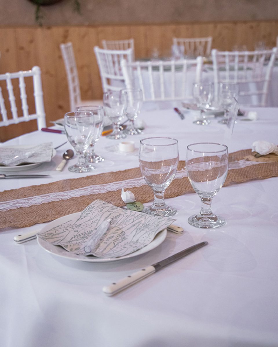 Tables et chaises proposées à la location ©StudioPluine