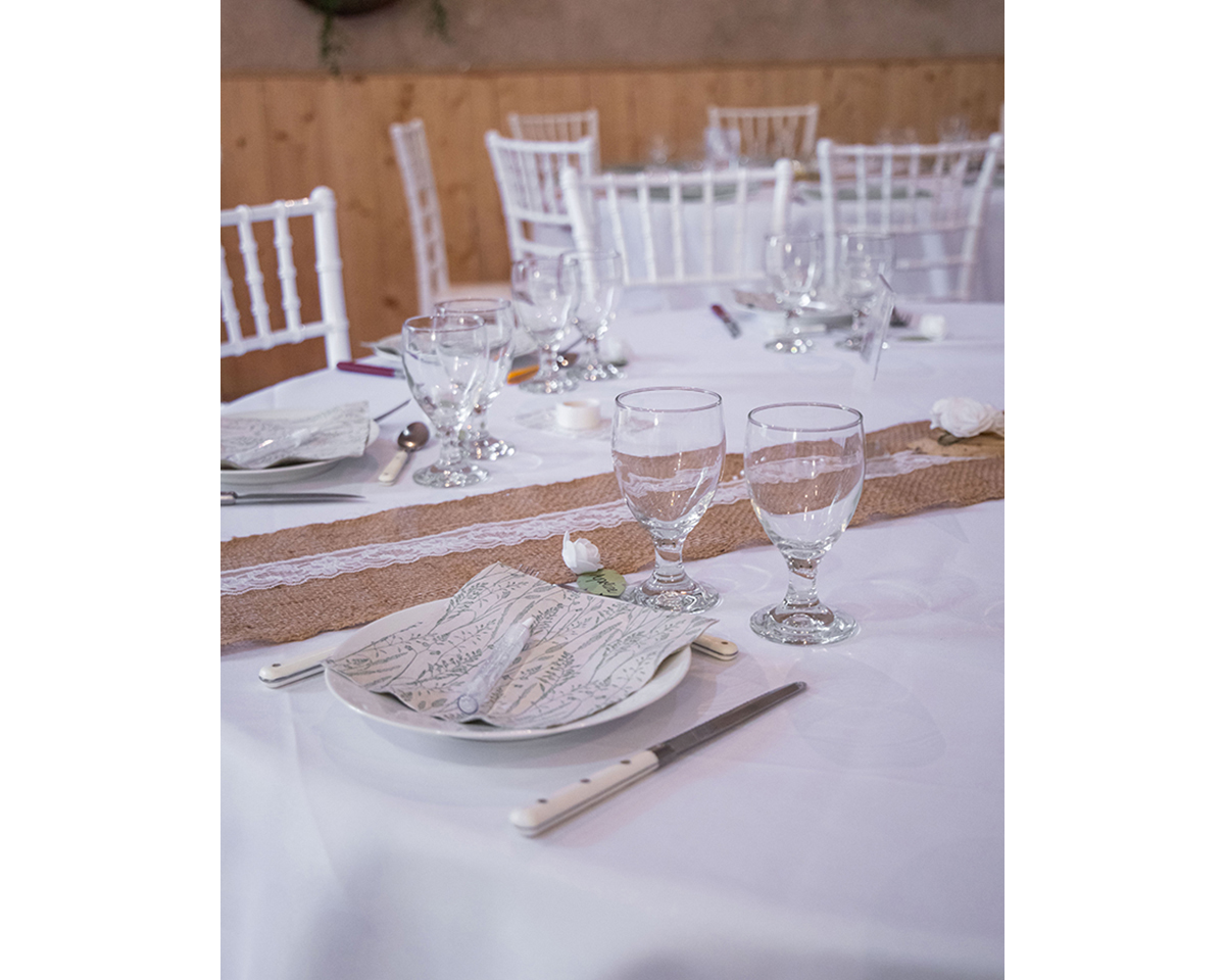 Tables et chaises proposées à la location ©StudioPluine